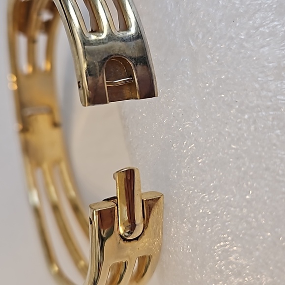 ELEPHANT Bangle Goldtone Hindged 2 1/2"Dia. Bracelet - Picture 4 of 8